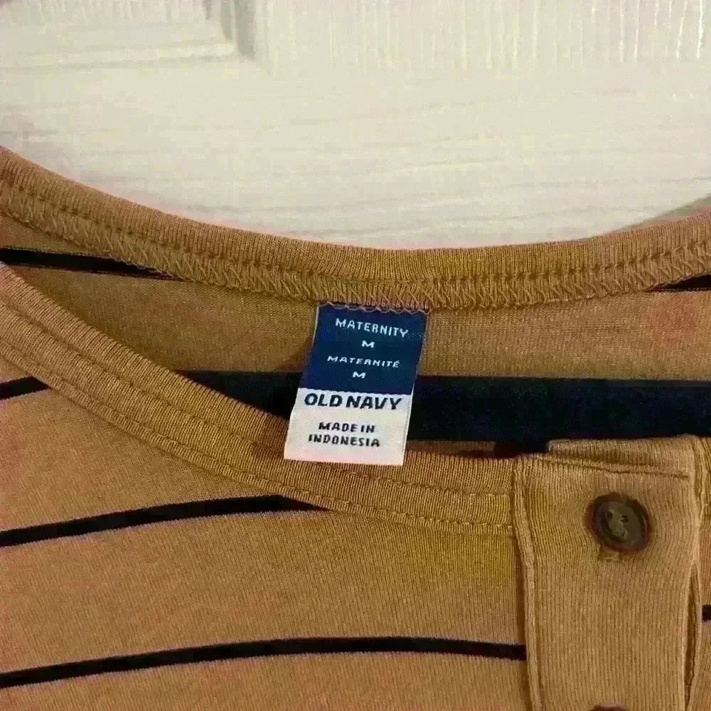 NWOT Old Navy Maternity Henley Style Long Sleeve - Picture 3 of 3